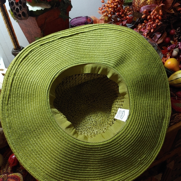 Shade Shack straw hat. - Picture 9 of 10